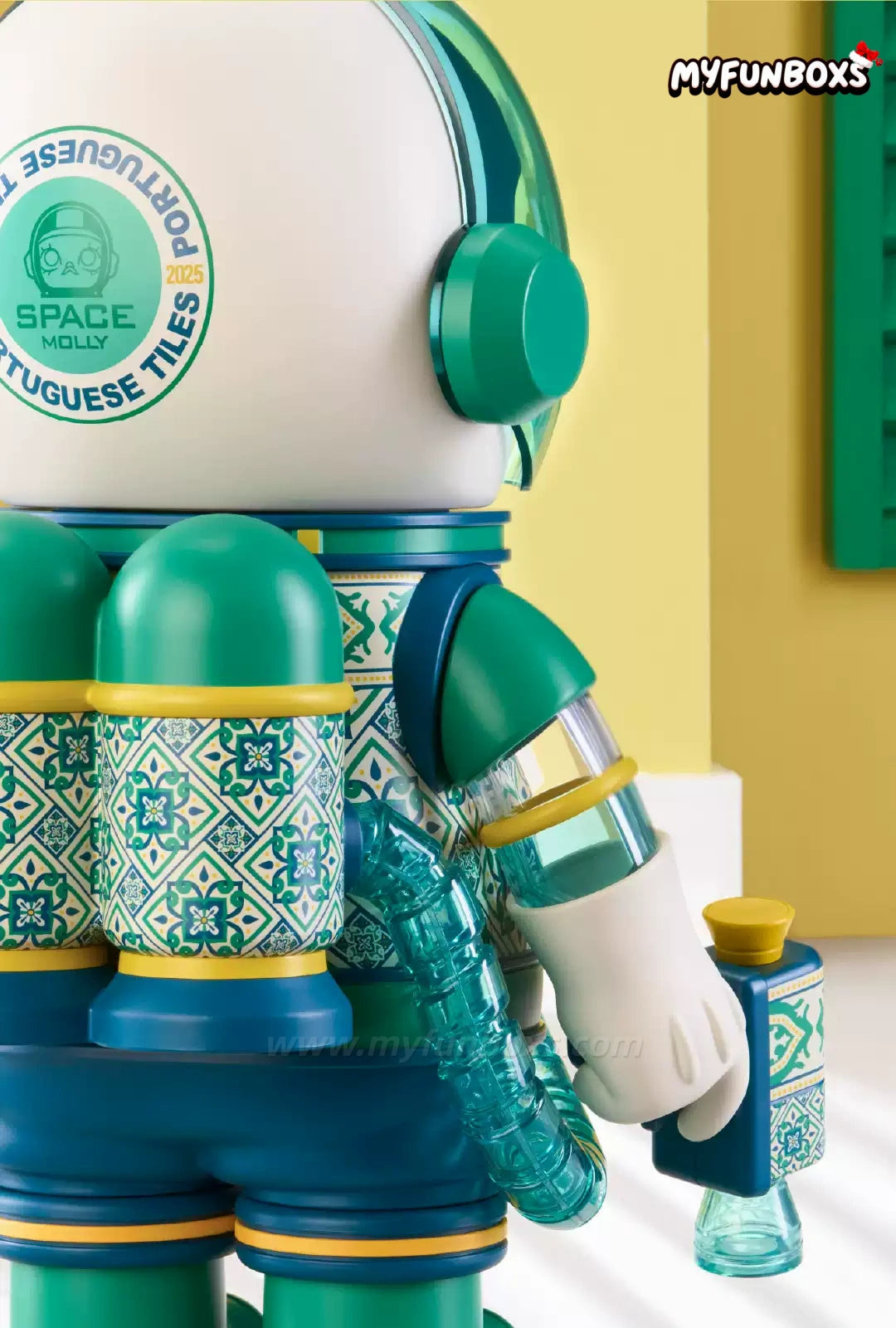 SPACE MOLLY Macau Exclusive - 400% Porcelain-Painted Figure