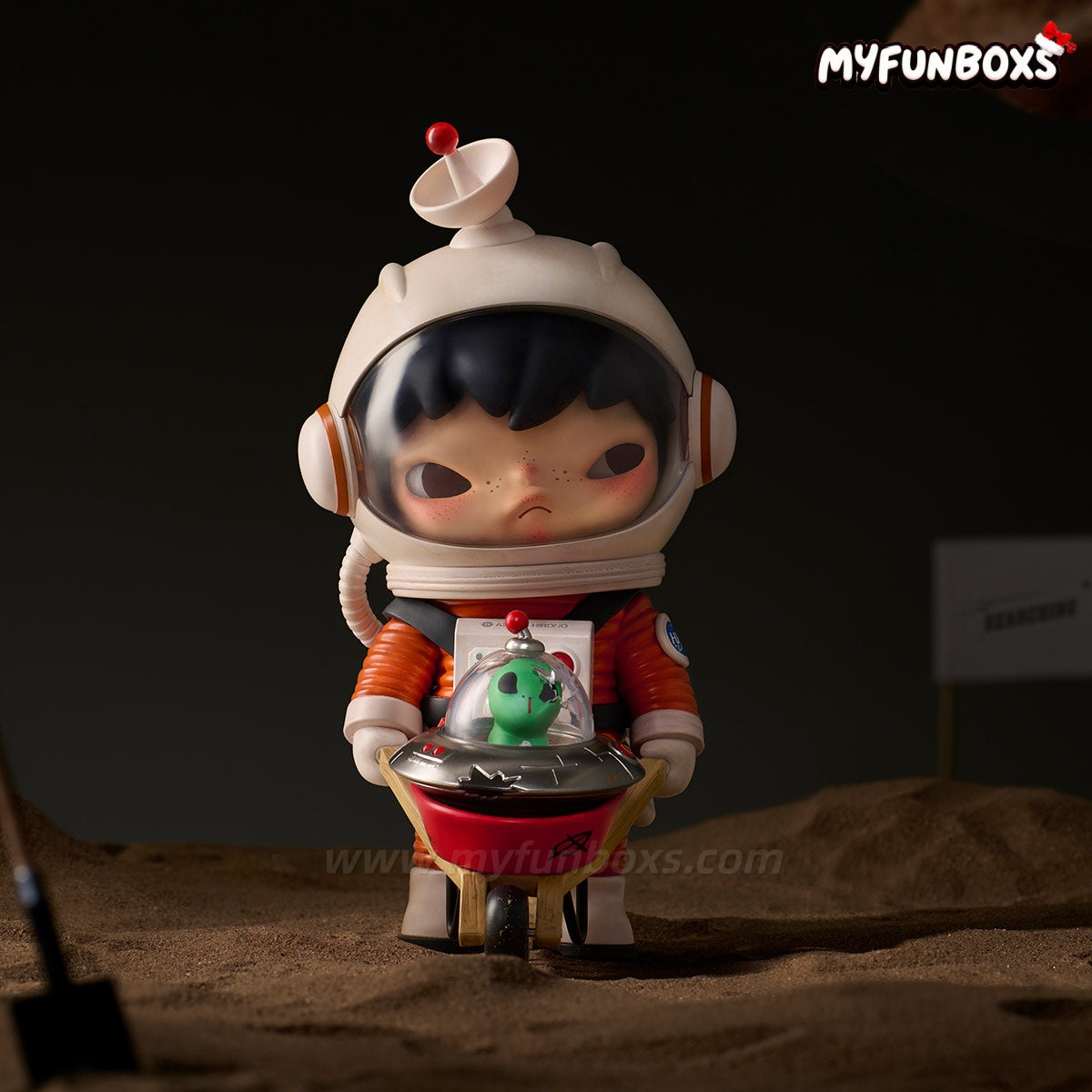 Hirono Search for Aliens Figurine